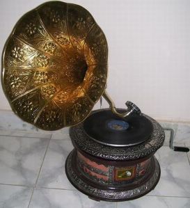 antique-style-gramophone